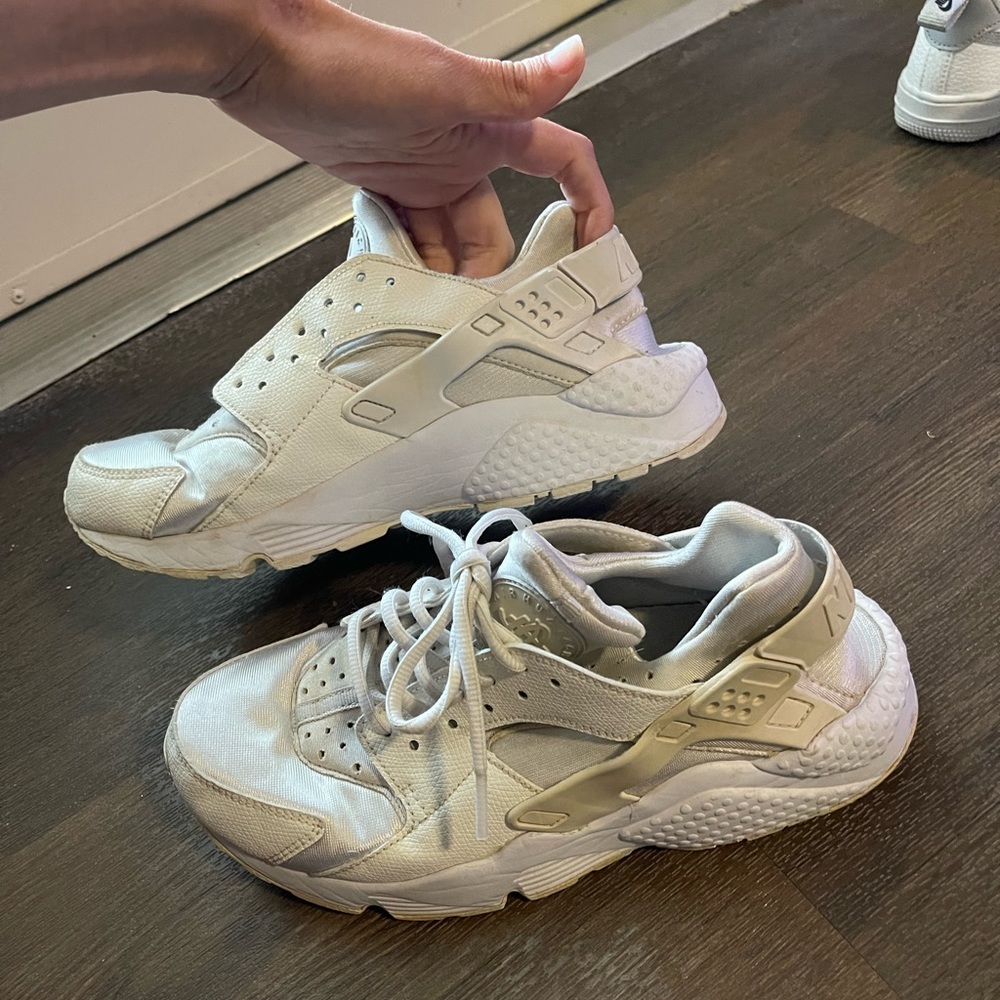 White Nike Hauraches